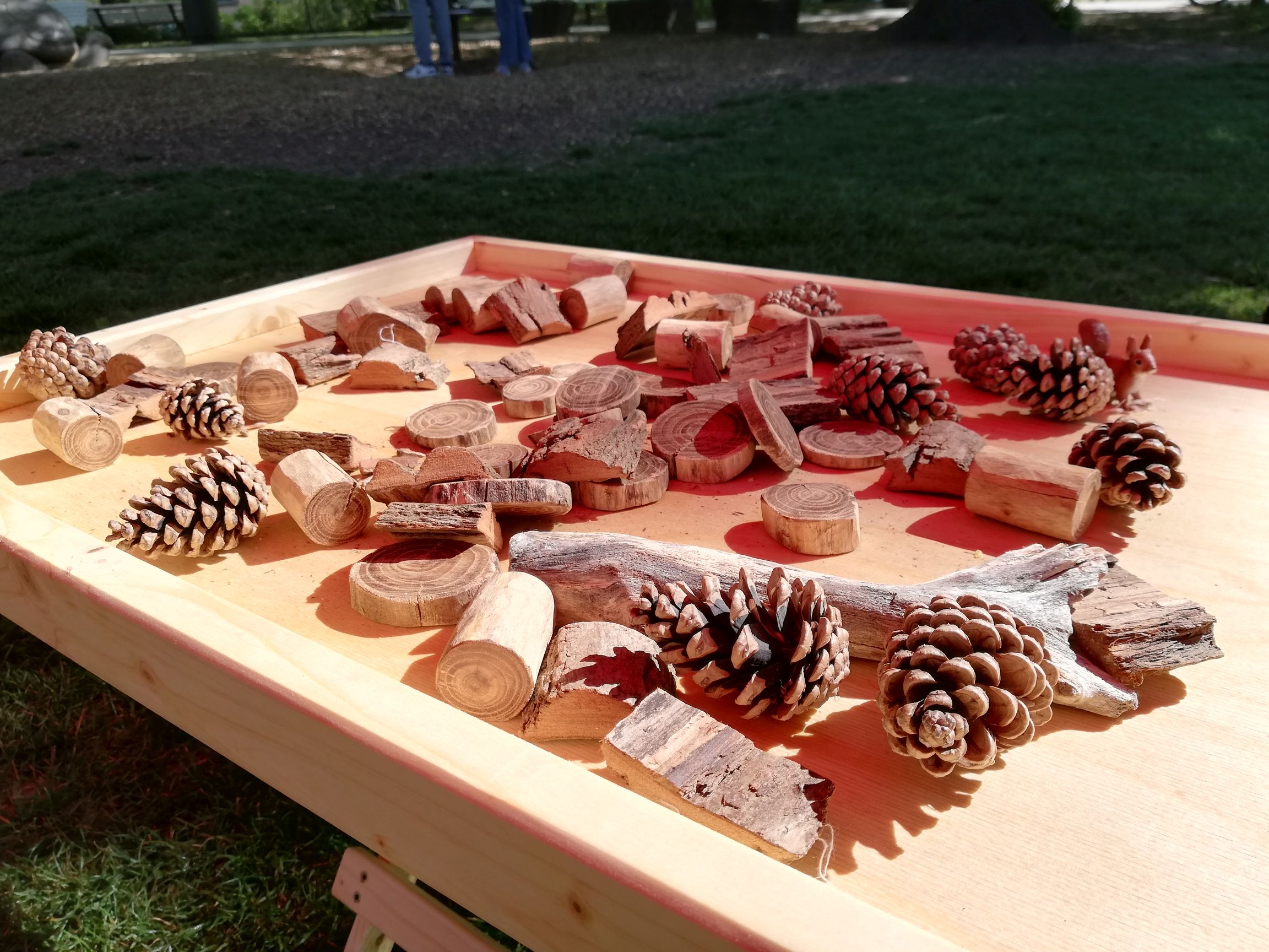 Naturmaterialien auf den Spieltischen für Kleinkinder